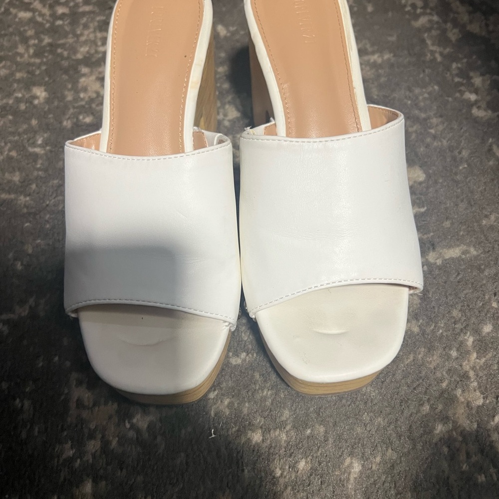 Women’s white shoes. Size 6